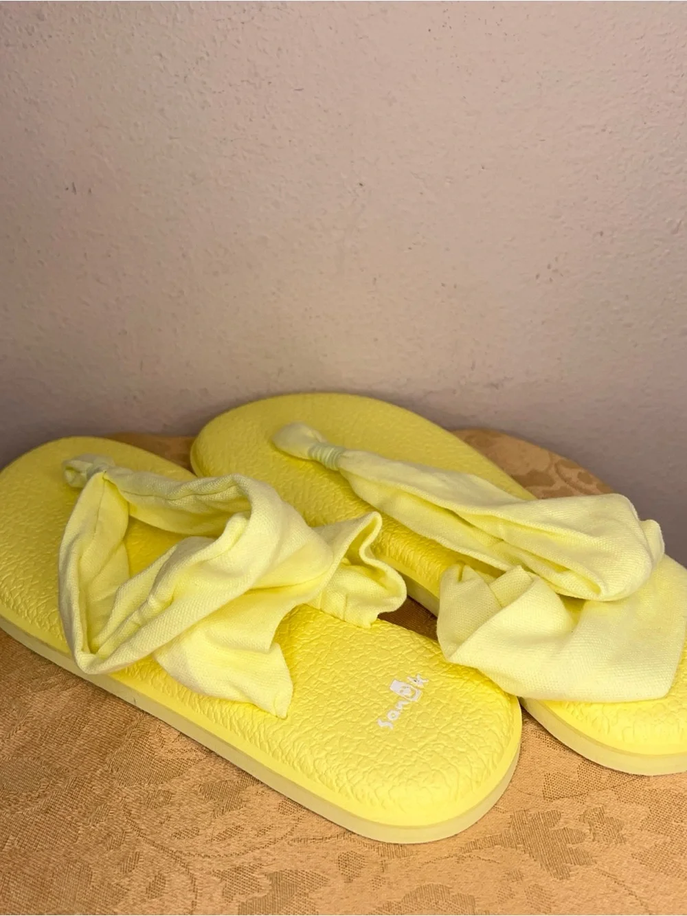 Size 9 Sanuk Yellow Nwot Sandals Soft Straps Comfy Beach Comfort Vacation
